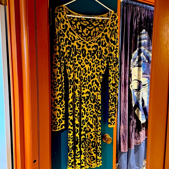 Size small never worn Sourpuss long sleeve yellow leopard print knit dress - Picture 3 of 3